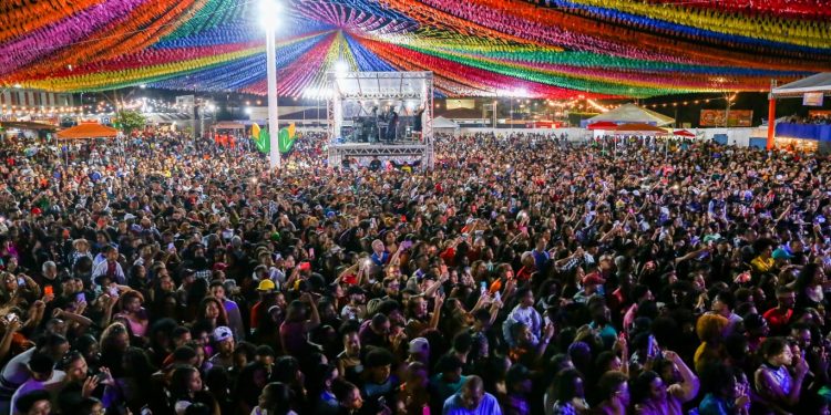Candeias: Arraiá do Aconchego arrasta multidão no primeiro dia de festa