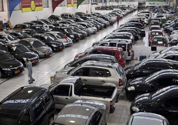Quase 50% dos domicílios têm carro no Brasil e 25% possuem moto