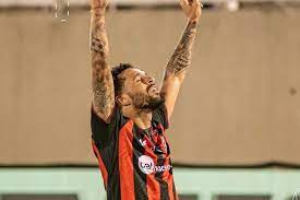Vitória derrota Tombense e garante permanência na liderança da Série B