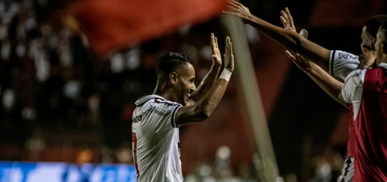 De volta à ponta! Em confronto direto fora de casa, Vitória bate o Sport e reassume liderança da Série B