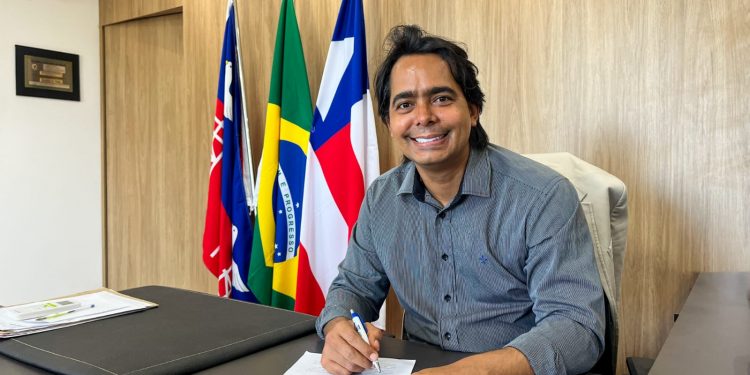 Candeias: Prefeito envia para Câmara Municipal proposta que concede reajuste salarial a servidores