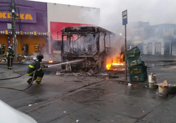 Ônibus é incendiado em Sussuarana; assista