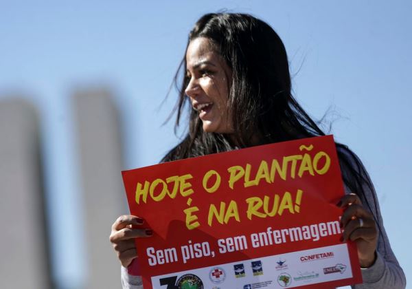Piso de enfermeiros privados deve ser pago na falta de acordo coletivo