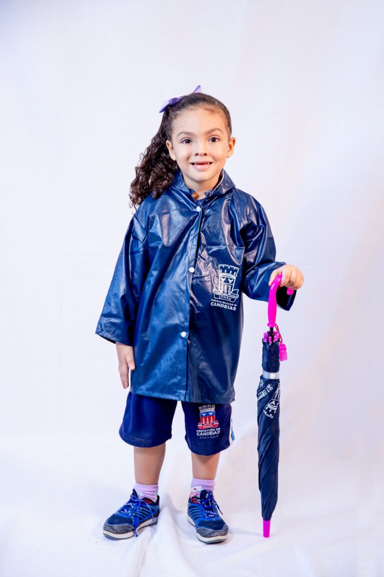 Prefeitura realiza entrega do Kit chuva para os alunos das escolas municipais