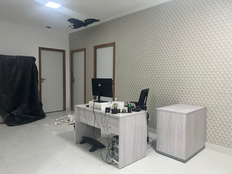 Candeias: Prefeitura informa que vazamento de água derrubou teto de gesso de 3 salas e de recepção, atendimentos seguem suspensos