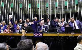 Por R$ 3,9 bi, deputados aprovam PEC da reforma tributária