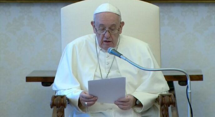 Papa Francisco alerta para perigos da inteligência artificial depois de ser alvo dela