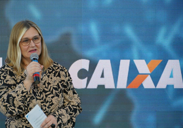 Caixa prepara contrato para monitorar políticos