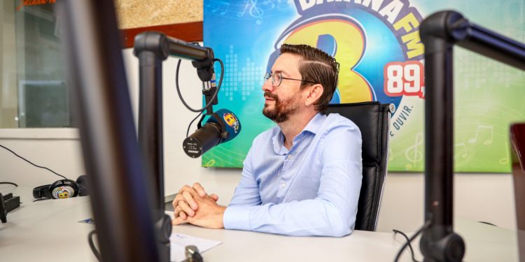 Secretário de educação de candeias destaca inovações e desafios no programa ‘fala comigo