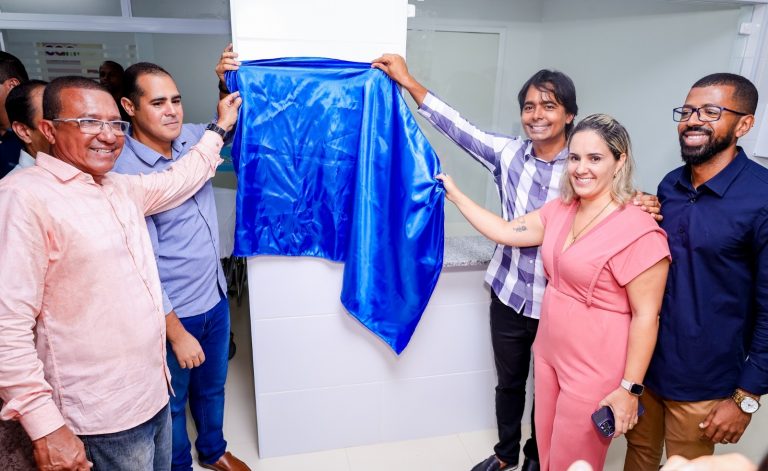Candeias: Prefeitura entrega 1ª etapa do hospital municipal e família tradicional é homenageada