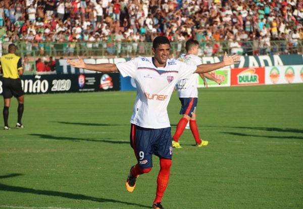 Deon, do Bahia de Feira, morre durante treino na Arena Cajueiro