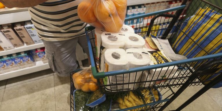 Preço da cesta básica cai em quase todas as capitais; mínimo devia ser 4,8 vezes maior