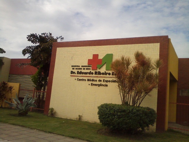Homem baleado no Barbeirinho recebe primeiros socorros no Hospital em Madre de Deus