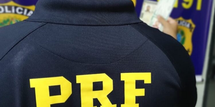 Homem com RG falso iria fazer teste em clube de futebol, mas é deito pela PRF