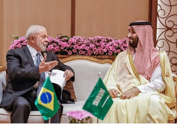 Lula encontra príncipe saudita que deu joias a Bolsonaro