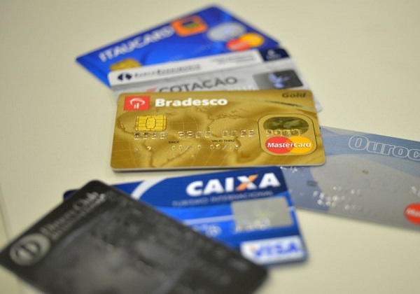 Juros para quem atrasar fatura do cartão de crédito não poderão ultrapassar dívida original