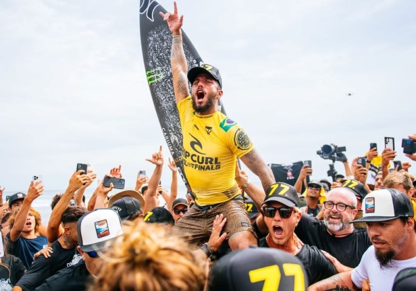 Surfe: Filipe Toledo é bicampeão mundial e mantém hegemonia do Bras