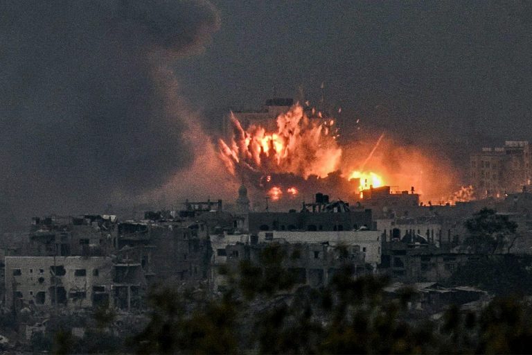 Israel bombardeia hospital em Gaza e deixa centenas de vítimas, diz autoridade palestina