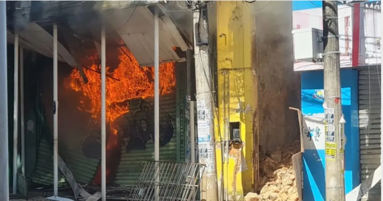 Casarão e loja de roupas pegam fogo na Avenida Sete, em Salvador