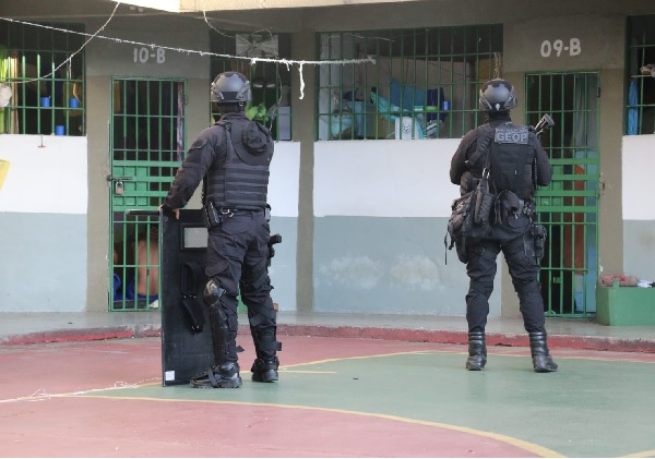 Forças de segurança montam operação para captura de detentos que fugiram de presídio em Salvador neste sábado, (21)