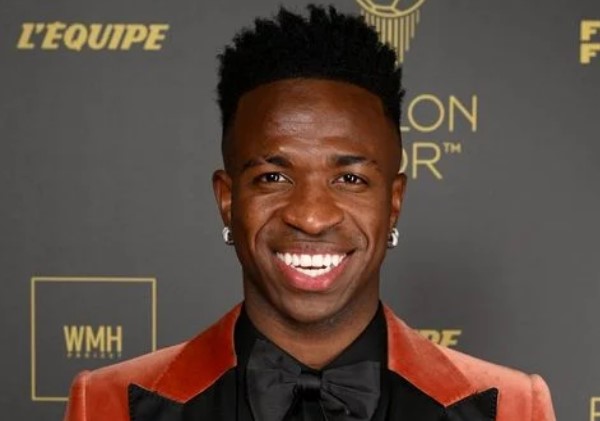 Vini Jr. recebe Prêmio Sócrates e cita luta contra o racismo