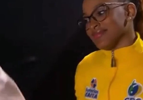 Simone Biles ‘passa coroa’ para Rebeca Andrade durante Mundial