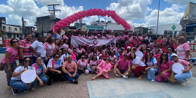 Candeias: Caminhada do Outubro Rosa mobiliza profissionais de saúde para conscientizar mulheres do município