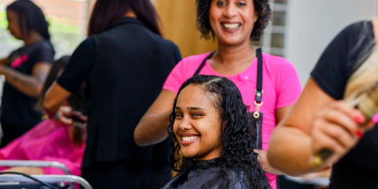 Outubro Rosa: Prefeitura arrecada mechas de cabelos para mulheres na luta contra o câncer