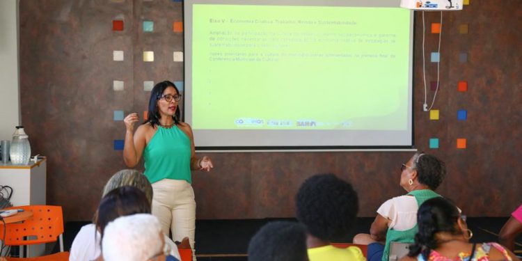 Candeias: Artistas e fazedores de cultura se reúnem para discutir políticas públicas na Pré-Conferência de Cultura
