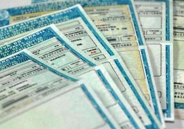 Projeto visa isentar maiores de 50 anos em taxa para renovação de CNH