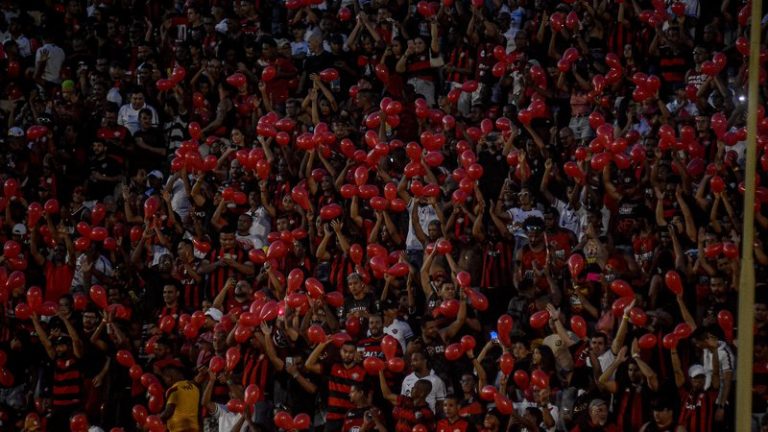 Vitória faz campanha para torcedor não invadir gramado em festa do título