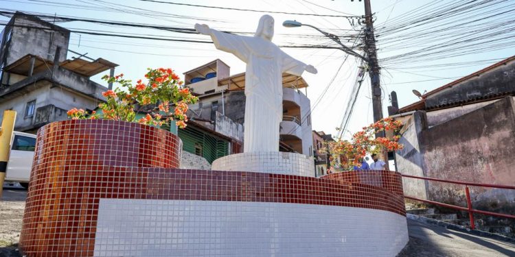 Candeias: Prefeitura realiza troca do Cristo Redentor da Ladeira do Cruzeiro