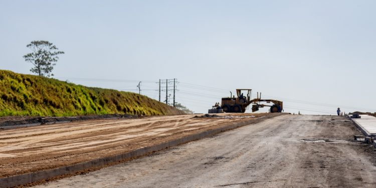 Prefeitura de Candeias inicia fase de pavimentação asfáltica da Avenida João Isidório