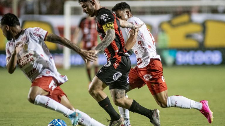 Vitória empata com o Vila e adia garantia de acesso e título