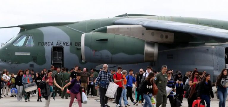 Voo para resgate de mais brasileiros em Gaza decola para o Egito