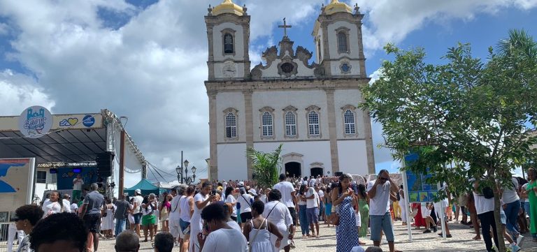 Fiéis lotam Igreja do Bonfim na última sexta-feira do ano