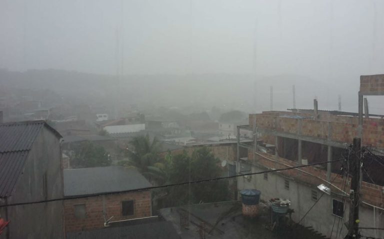 Candeias:  Moradores  ficou há 12h sem energia e enfrentam problemas gerados pelo temporal e a falta de luz