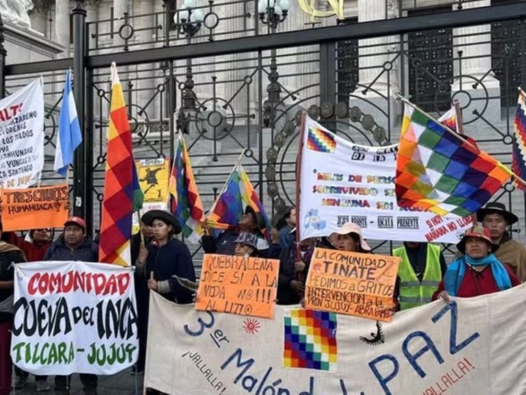 Polícia expulsa indígenas de praça na Argentina após Milei proibir fechamento de vias públicas