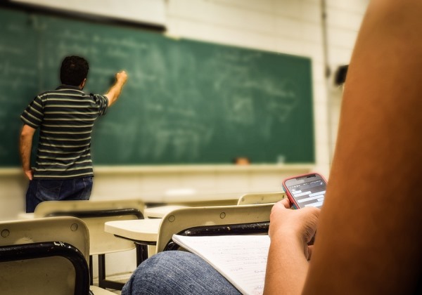 Quase metade dos alunos do país se distrai com celular em aula