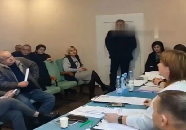 Deputado ucraniano atira granadas em reunião com porta fechada