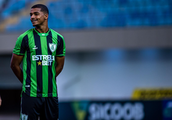Jogador do América que fez gols contra o Bahia ‘cobra pix’ a influencer