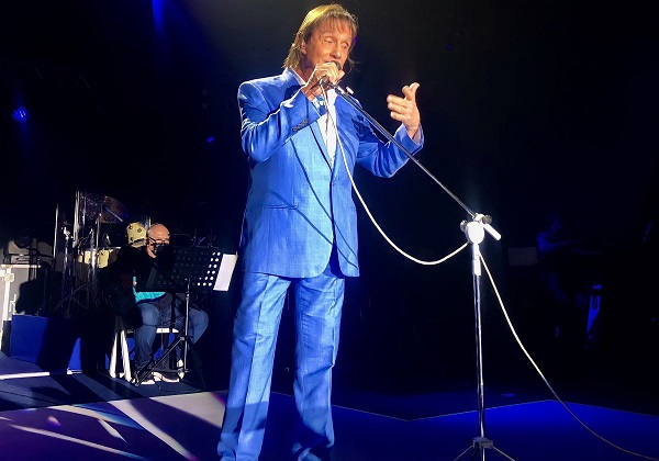 Arena Fonte Nova se ilumina de azul em homenagem a Roberto Carlos