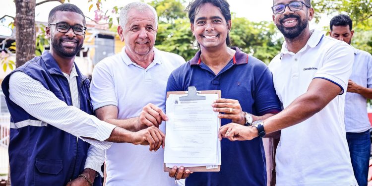Prefeitura de Candeias assina ordem de serviço da quadra da Escola Marise de Campos e da Rua Sergipe