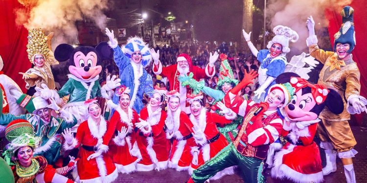Famílias candeenses vibram com o show especial de Natal na praça Dr.Gualberto
