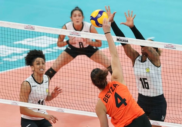 Seleção de vôlei de praia cai na semi e vai lutar por 3º lugar no Mundial de Clubes