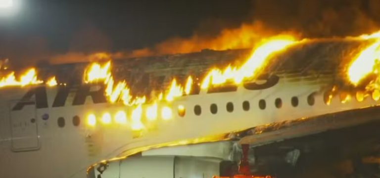 Avião com 367 pessoas a bordo colide com aeronave da Guarda Costeira e pega fogo no aeroporto de Tóquio