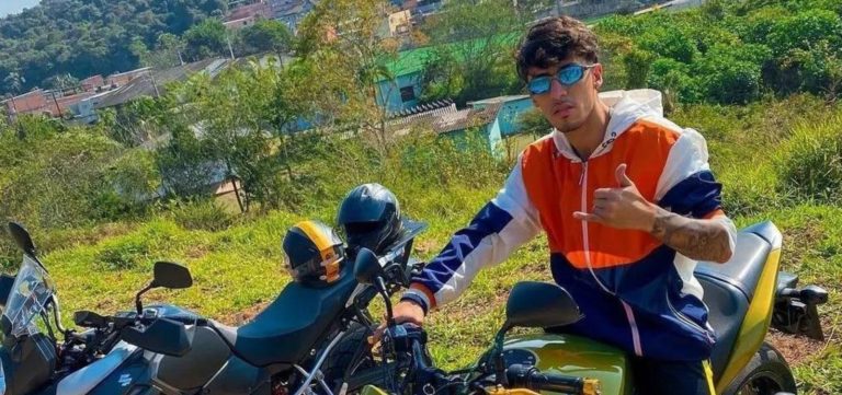 Corpo de influenciador digital é encontrado enterrado em quintal da casa de amigos