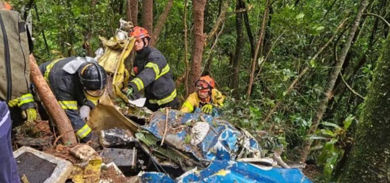 Avião de pequeno porte cai e deixa dois mortos em SP