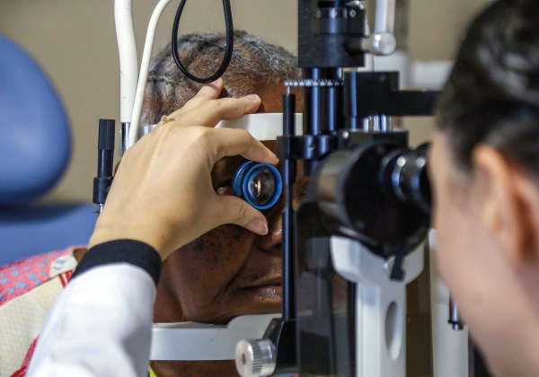 Médicos alertam para riscos de cirurgia de mudança da cor dos olhos