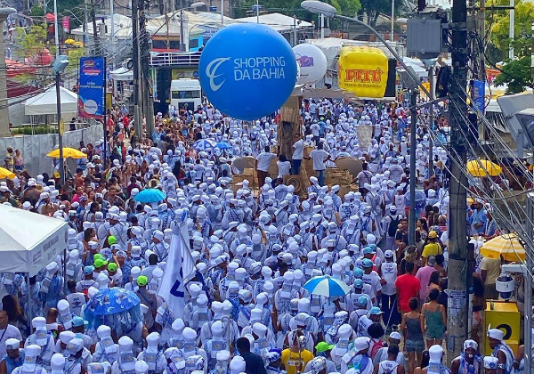 Afoxé Filhos de Gandhy lança fantasia do Carnaval 2024 nesta quinta (25)